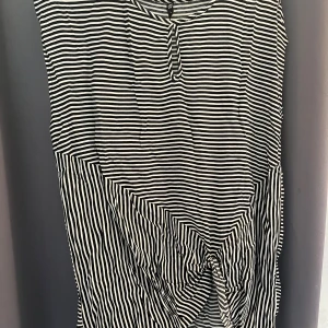 Randig tröja - Randig tröja med knyt