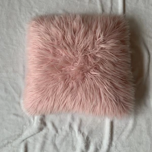 Rosa fluffig kudde🩷25kr +frakt - Rosa fluffig kudde (inte stickig)väldigt skön 🩷🩷