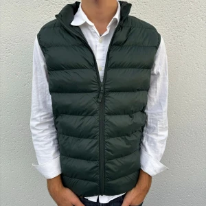 Mörkgrön Väst - Mörkgrön väst från Lawrence Grey | Skick: 10/10 | Storlek: M | Nypris: 689kr | Säljer för 289kr | Spårbar frakt via Postnord eller Instabox | Hör av dig vid frågor eller funderingar 