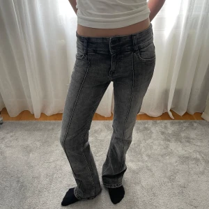 Lågmidjade bootcut jeans  - Lågmidjade bootcut jeans med så fin passform. Jeansen är knappt använda och i fint skick.