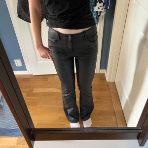 Svarta skinnbyxor bootcut  -  Säljer dessa ursnygga bootcut skinnbyxor! Skulle säga att de passar någon som är mellan 160-165🫶🏻 reglerbar midja ! HELT NYA!!