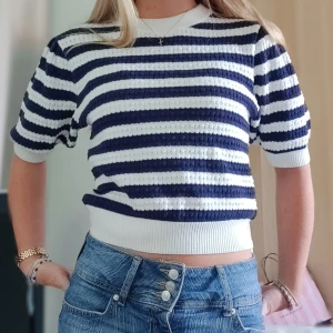 Randig topp - Jättefin kortärmad randig tröja från zara i storlek M men passar mig som vanligtvis är Xs/s💕 Säljer då den inte kommit till användning, om man har mer frågor är det bara att kontakta💕