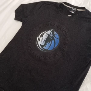 Hugo Boss NBA Collab, Dallas Mavericks  - Hugo Boss t shirt, fungerande QR kod inuti. Något använd, inga hål, inget slitage, sitter som den ska. 