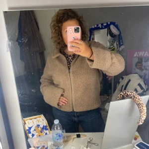 Teddy jacka! - Säljer denna fina och sköna Teddy jacka i storlek Large jätte fin nu till hösten🤎🍂