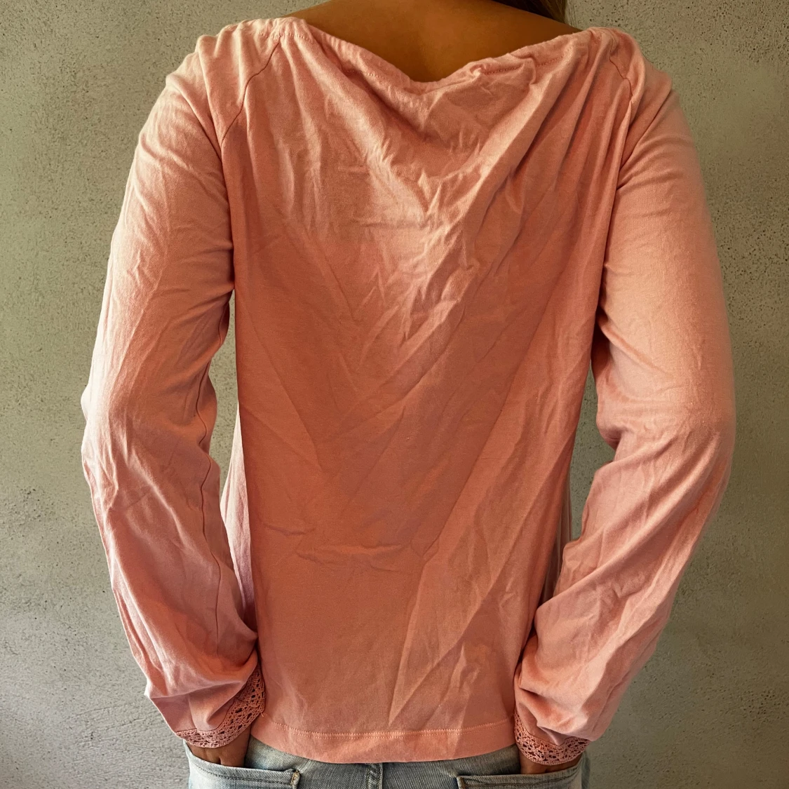 Rosa långärmad topp med spetsdetaljer - 91