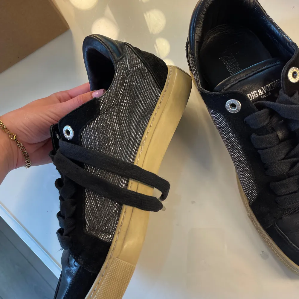 Säljer ett par snygga svarta sneakers från Zadig & Voltaire. Hör av dig om du undrar något eller vill ha fler bilder💕. Skor.