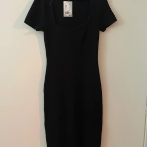 T-shirt klänning  - T-shirt klänning i svart. Aldrig använd 