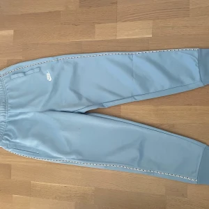 Ljusblåa Nike byxor - Ett par ljusblåa Nike mjukisbyxor🩵 Säljer för att de inte används mer🩵 De är som i nyskick och nästan helt oanvända🩵 Passar alla kön 🩵