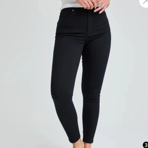 Bik bok jeans  - Skinny jeans peachy high från bik bok som håller färgen, st xs använda några få gånger eftersom jag växt ur dom 