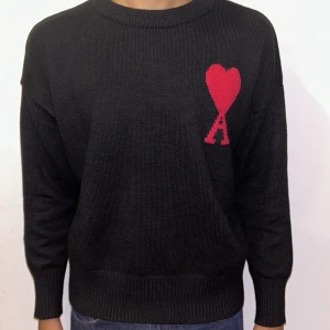 Ami Paris sweater - Vårt första drop, kommer fler me tiden.  En Ami Paris sweater, Stickad tröja riktigt bra skick 9/10 Priset är inte hugget i Sten  Storleken på tröjan är M och passar Stor S 