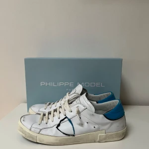 Philippe model skor - Hej! Säljer nu dessa philippe model skorna i bra skick. Har används varsamt men inte jättemycket. Ny pris: ca 3500😱 Mitt pris: 1999. Box tillkommer. Intresserad av att byta mot andra skor. För Fler frågor är det bara att skriva💯