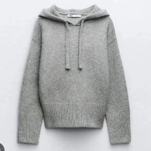 Säljer denna gråa tjock tröjan skriv för intresse💗  - Jag har storlek S tröjan, den är knappt använd så den är i väldigt bra skick💗 den passar så fint nu till hösten!!