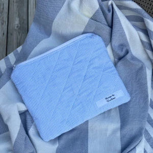 Egensydd necessär - Egensydd necessär med satintyg inuti för en lyxig känsla☀️Bredd: 22cm Höjd: 17cm💕