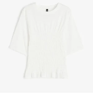 Smockad topp hm  - Säljer nu den populära toppen från hm, kan posta redan idag eller imorgon💕