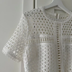 by Malina klänning  - Säljer en superfin oanvänd vit spetsklänning från by Malina