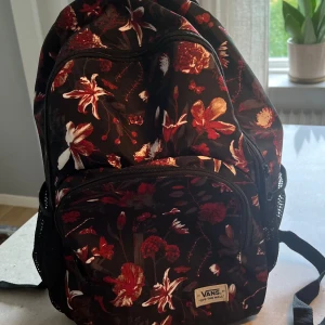 Ryggsäck - Ryggsäck i rött hawaii mönster ftpn Vans