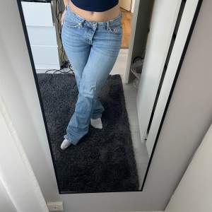 Jättefina jeans från lager 157 som jag köpte för några år sen, fortfarande i väldigt bra skick. Jag är 163 och har vanligtvis storleken S eller 36 i byxor och dom sitter perfekt💕Nypris: 400kr