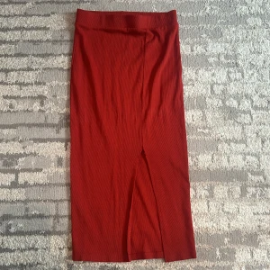 Kjol med slits - Kjol med slits i storlek S, köpt från New Yorker. Aldrig använt!