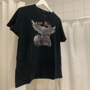 Random t-shirt - En T-shirt jag köpte för över ett år sen, aldrig kommit till användning. Obs tror någon har blekt håret i den 💯💯