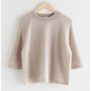 &other stories tröja - säljer min kashmir tröja från & other stories, använd ett fåtal gånger och är i nyskick! säljer pga att den inte kommer till användning💕storlek S, nypris 790kr 