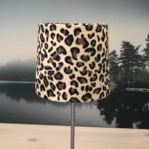 Säljer en lampskärm med leopard mönster, väldigt bra skick! Jättefin med ljus i och utrstrålar både glädje och ljus!