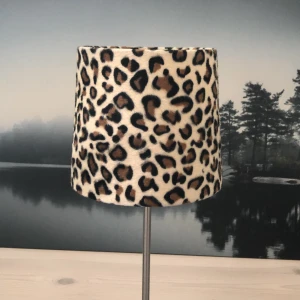 Leopard lampskärm  - Säljer en lampskärm med leopard mönster, väldigt bra skick! Jättefin med ljus i och utrstrålar både glädje och ljus!