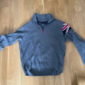 Henri Lloyd Zip Up - Säljer en riktigt snygg Henri Lloyd zip up i grå Den är i utmärkt skick och jag säljer då den ej kommer till användning Priset går att diskutera Mvh