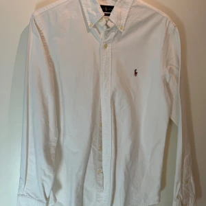 Ralph Lauren skjorta M - En stilren Ralph lauren skjorta använd fåtalet gånger i storlek M.   Frakt tillkommer 