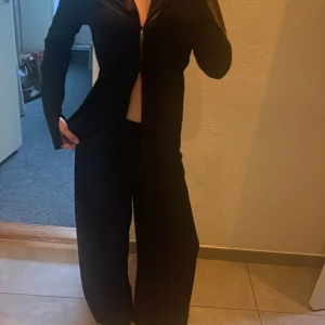 Silkes pyjamas set - Svart pyjamas set i storlek xs. Säljer den eftersom att den aldrig kommer till andvändning💞 Materialet är silke och pyjamas tröjan har knappar att stänga med.💕 Om man köper detta får man med båda delarna och jag postar inom 1-2 dygn💗