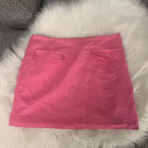 Säljer denna rosa minikjol från hm som endast är använd en gång. Därför i superfint skick. Lappen är bortklippt men den är storlek XS. Går att ha fickorna antingen fram eller bakåt beroende på preferens. Tveka inte att höra av er vid frågor