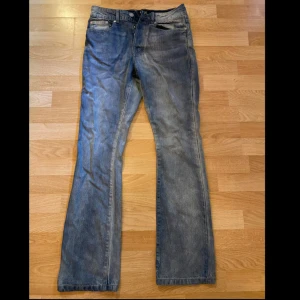 Flared straight jeans  - Bra skicka  Längd : 105cm  Midjan: 39cm  Leg opening: 20cm