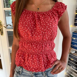 Röd blus - Så fin blus från abercrombie&fitch. Den har ett jätteskönt tyg och är använd varsamt. Den är därför i perfekt skick och har inga defekter, strl 15/16 år passar mig som är xs/s💗💗🤗 tröjan kommer att strykas vid köp💞