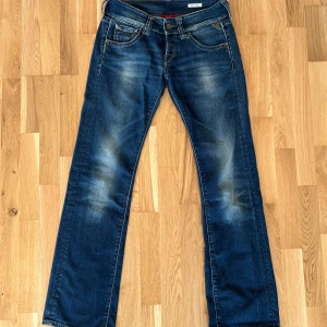 Lågmidjade Vintage Replay Jeans - Säljer nu dessa super snygga Vintage Replay Jeans. Dessa är lågmidjade och bootcut i mycket bra skick.😊Vid frågor eller funderingar skriv på pm.
