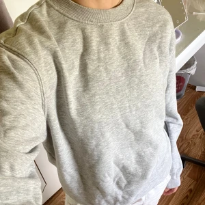 Grå sweatshirt🩶 - Grå mysig tjocktröja från weekday som knappt är använd❣️
