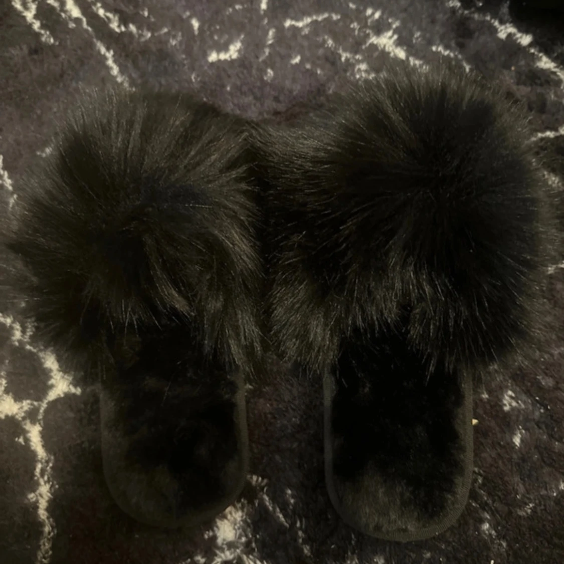 Svarta tofflor nya st 36-37 med mjuk päls