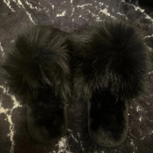 Svarta tofflor nya st 36-37 med mjuk päls - Svarta tofflor nya st 36-37 med mjuk päls