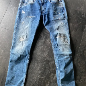Replay jeans - 32/32 - Hej, säljer ett par fina replay jeans i färgen ljus blå. Modell anbass 573 bio i storlek 32/32 Väldigt fina inga skador eller hål.   