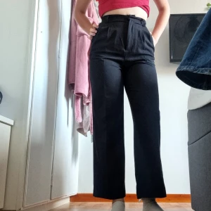 Kostymbyxor med vida ben från Bik Bok - Dem är endast använda en gång då jag råkat beställa fel storlek. De har figursydda fickor på baksidan och är i storlek 34