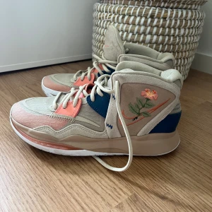 Nike Kyrie 8 Limited Edition  - Nike Kyrie Infinity Mother Nature & Father Time. Använda en gång, nyskick! Kostar mellan 1500-3000kr online (beroende på storlek)