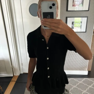 Svart kofta  - Svart kofta från med blomknapppar orginal pris 550