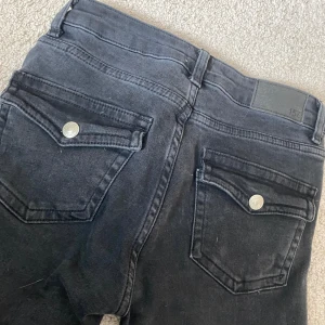 Svarta jeans - Ett par lager 157 jeans i storlek XS och i modellen 90’s boot. Använda fåtal gånger då de är för långa på mig! Lite slitage längst ner på benen inget som märks. se bild 3! Skriv för mer frågor o bilder!!💞💞 pris går att diskuteras💞💞