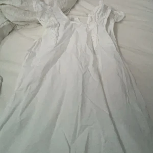 Vit topp från SÖRNHULT - Säljer en superfin vit topp från srnhlt. Den har vackra spetsdetaljer vid axlarna och är perfekt för sommarens alla fester. Toppen är ärmlös och har en luftig passform, vilket gör den både bekväm och stilren. Perfekt för en dag på stranden eller en somrig picknick!