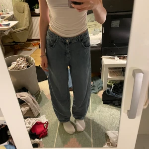 Blå baggy jeans - Säljer ett par blå baggy jeans som är superbekväma och perfekta för en avslappnad stil. De har en normal passform i midjan och är tillverkade i klassiskt jeansmaterial. Perfekta för vardagsbruk!
