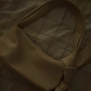 Handväska - Den är i bra skick, inget fel på den. Nästan helt oanvänd