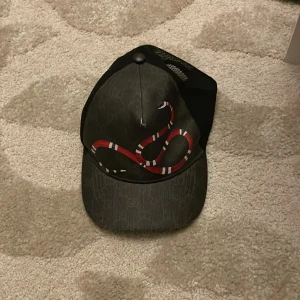 Gucci keps - Säljer min keps som jag köpte för nåt år sen för att den knappt kom till användning. Lådan blev borttappad när vi skulle flytta så har varken kvitto eller box men kan tänka mig gå ner i pris vid snabb affär.