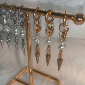 Örhängen  - Så snygga örhängen  Köp för  99kr/st  Eller  185kr/par  Modell 095