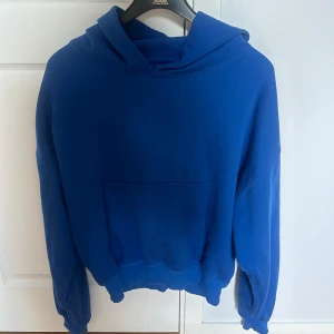 YZY x GAP Hoodie - Säljer min blåa Yeezy x gap hoodie. Boxy fit. Double layered. Väger ~1300g (dvs väldigt tung och bra kvalite). Size L, passar för 180cm och mindre.   Rep.