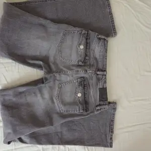 Säljer ett dessa grå jättesnygga bootcut jeans med knappbakfickor!😍 De är ifrån Lager 157 i storlek XS short length. Innerbensmåttet är 79 cm. 💗Säljer då de inte kommer till användning. Jättebra skick!👌🏻💗 Pris går att diskutera💗