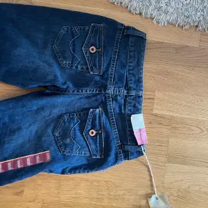 nya jeans, tyväär försmå!  midjemått: ca 35,5 innerbenslängd: ca 83