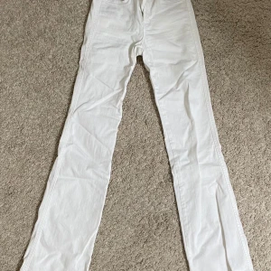 Filippa K jeans  - Säljer ett par vita jeans ifrån Filippa K i storlek xs. Jeansen har en rak, tajt passform och har inga tecken på slitage. 